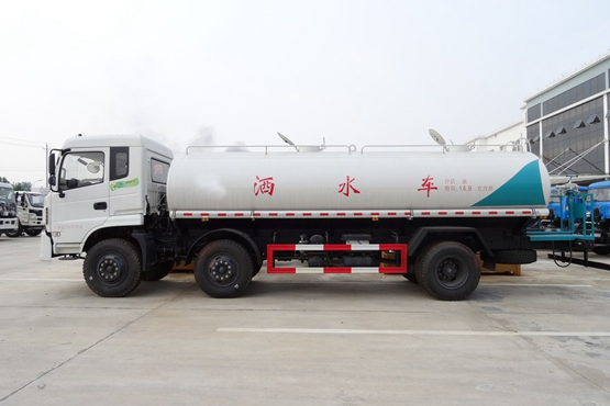 東風小三軸16方灑水車